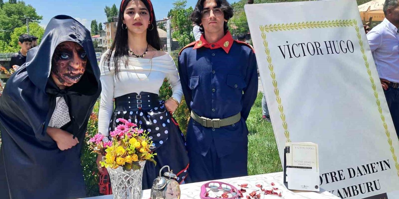 Kars’ta öğrenciler roman karakterlerini canlandırdı