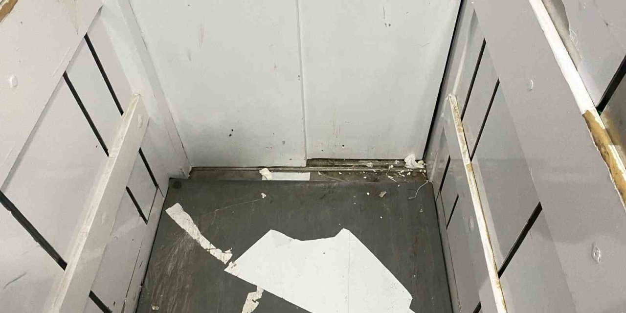 Ağrı Belediyesi’ndeki asansör tehlike saçıyor