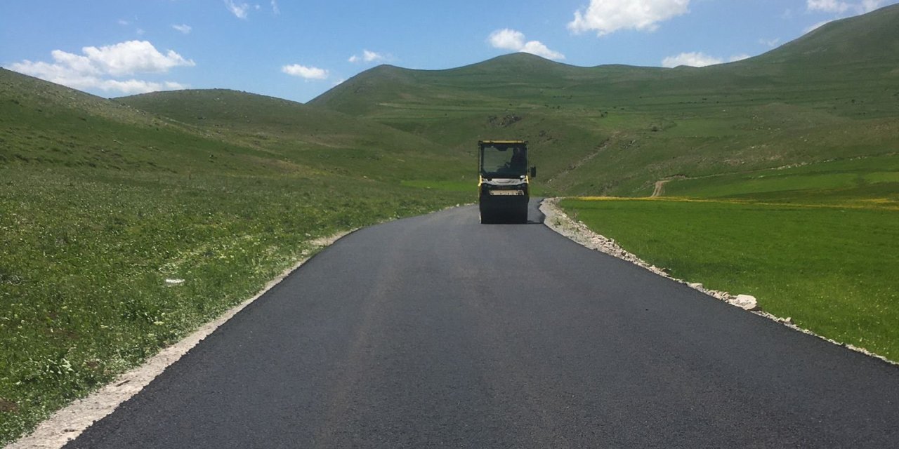 Kars’ta Özel İdare yaptığı yollarla uzağı yakın ediyor