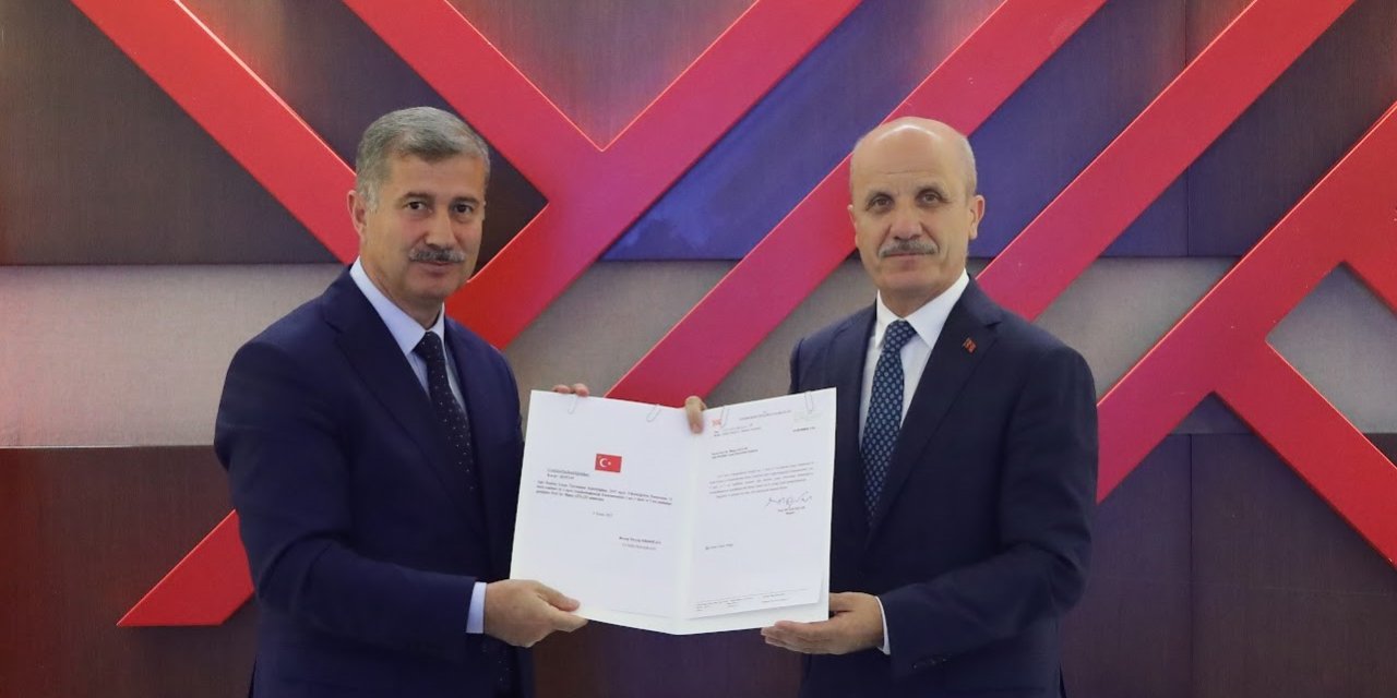 AİÇÜ Rektörü Prof. Dr. İlhami Gülçin, rektörlük mazbatasını aldı