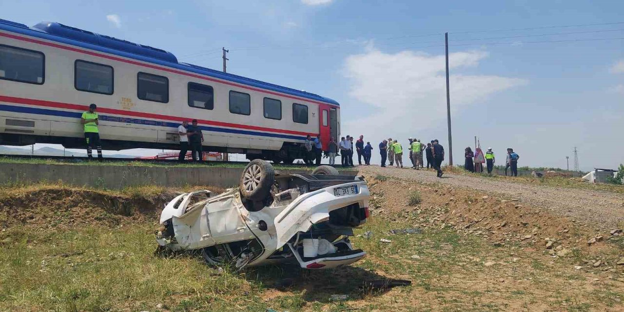 Muş’ta tren otomobile çarptı: 1 yaralı