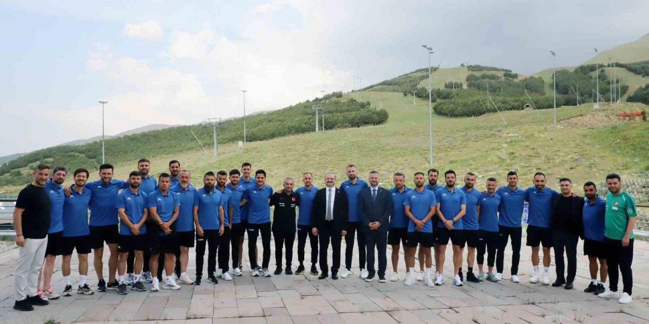 Rektör Hacımüftüoğlu, UEFA B antrenörlük eğitimi alan futbolcularla bir araya geldi
