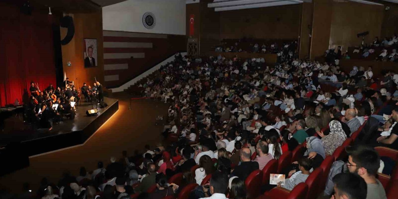 Atatürk Üniversitesi oda orkestrası ilk konseriyle sanatseverleri büyüledi