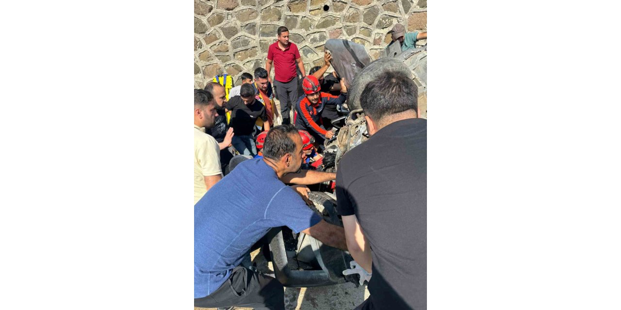 İstinat duvarına çarpan araçta sıkışan 2 kişi kurtarıldı