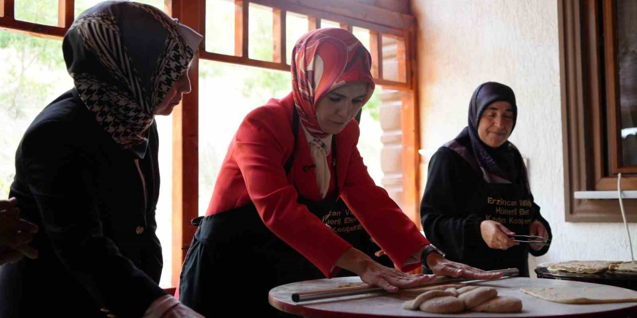 Bakan Göktaş Erzincan’da hamur yoğurdu gözleme yaptı