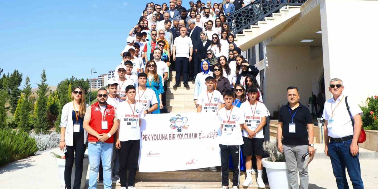 Vali Hatipoğlu, öğrencilerle bir araya geldi