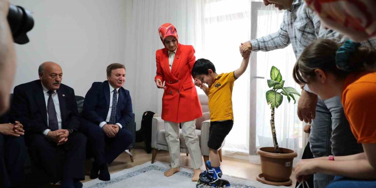 Bakan Göktaş, depremde tüm ailesini kaybeden çocuğu ziyaret etti