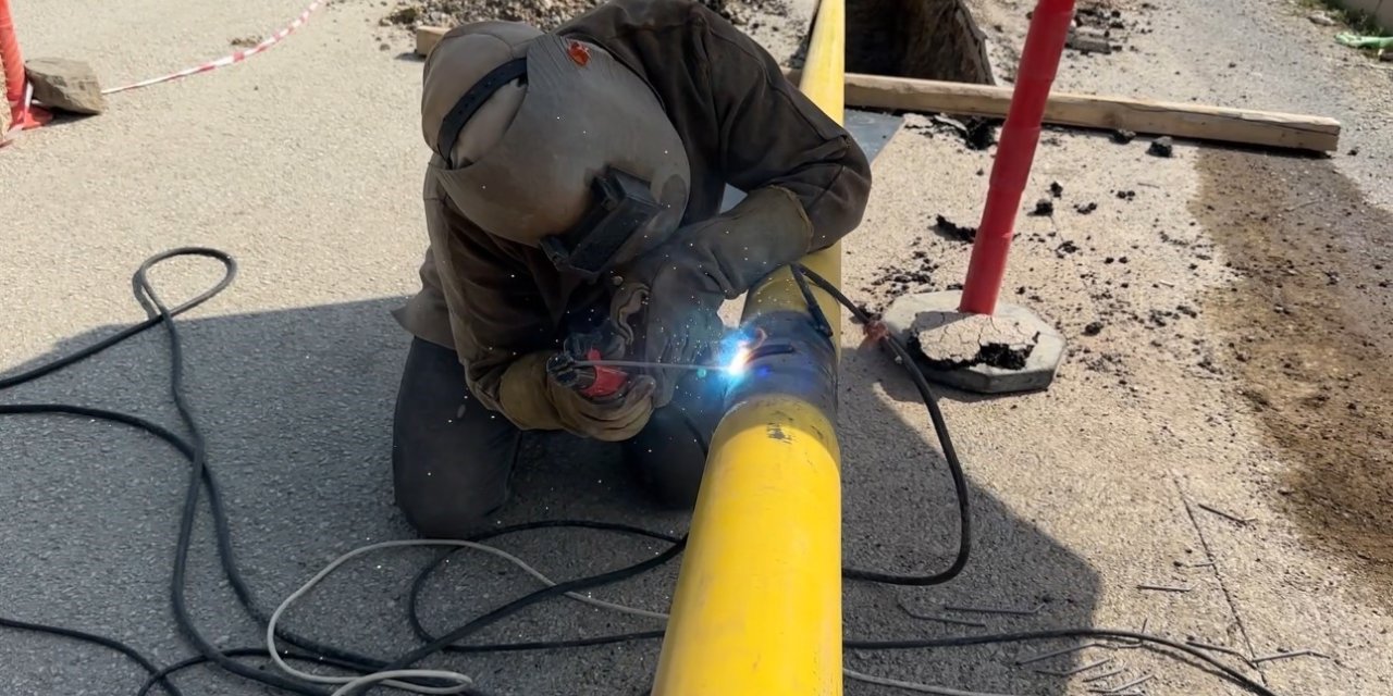 Yüksekova Pizok evlerine doğalgaz hattı çekilmeye başladı