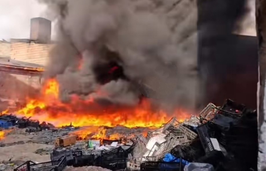 Patnos’ta iş yerinde çıkan yangın paniğe neden oldu