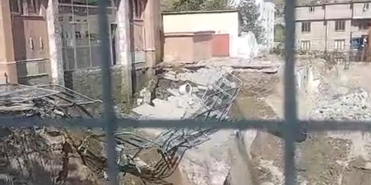 Hakkari’de adliye binasının girişinde çökme