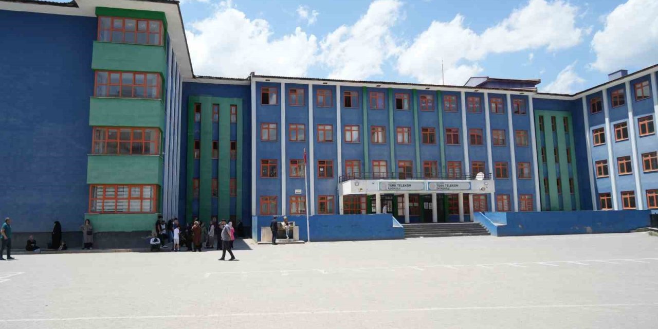 Muş’ta 5 bin 778 öğrenci LGS’de ter döktü