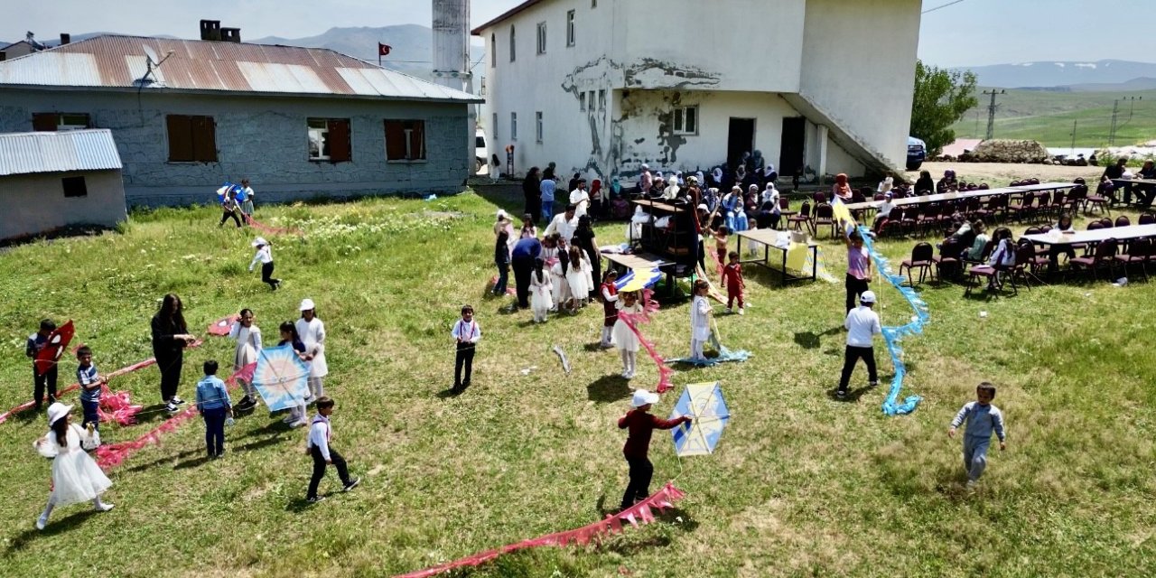 Köy çocuklarının hayali gerçek oldu, gökyüzü uçurtmalarla şenlendi