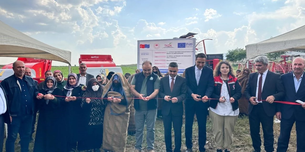 Kooperatifleşmeye tarım makinesi desteği