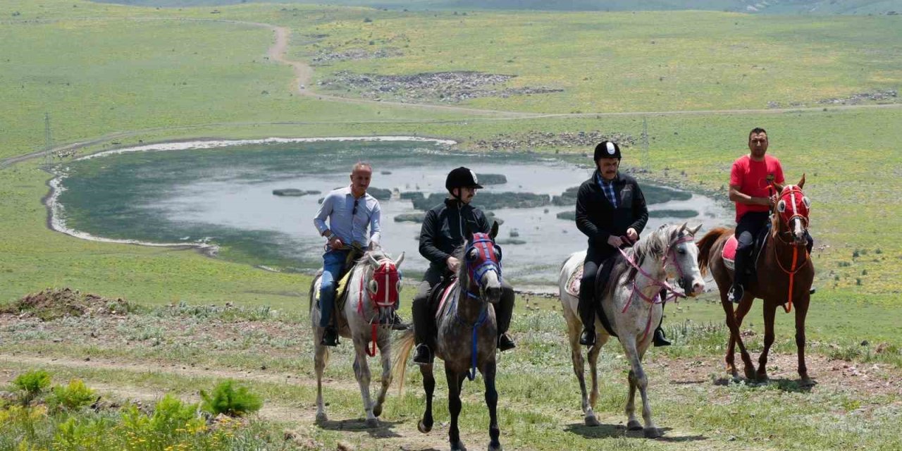 Tarihi tabyalara at ve bisikletlerle ulaştılar, zirveden paraşütle atladılar