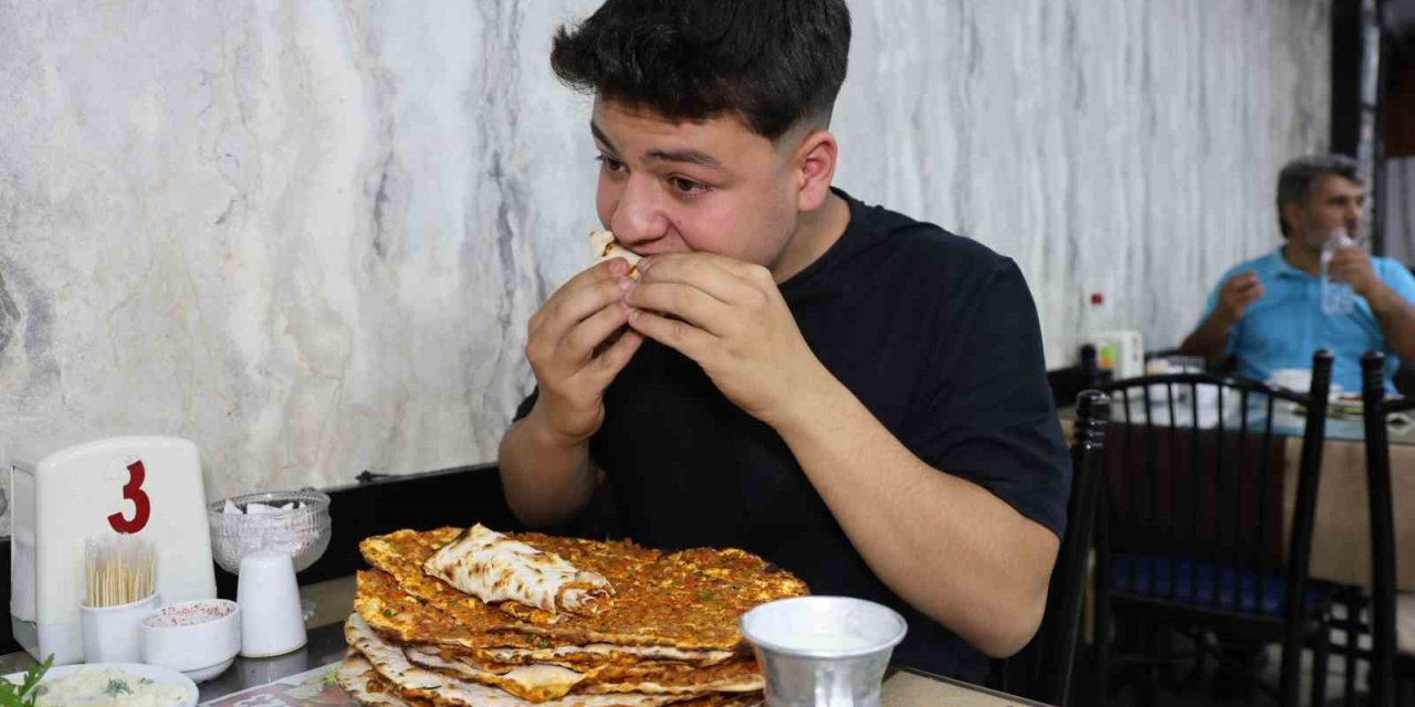 Yaşına ve kilosuna bakmadan bir oturuşta 15 lahmacun yiyor