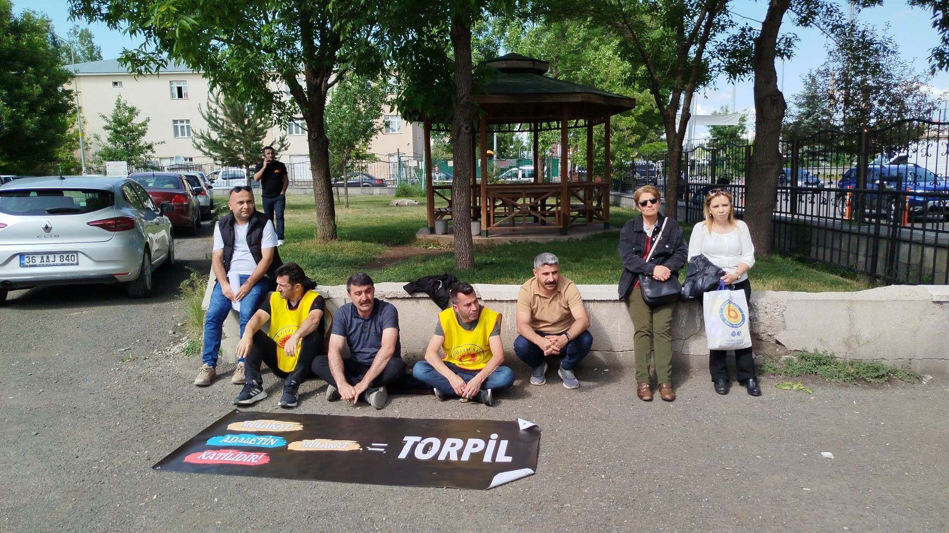 Kars'ta öğretmenlerden oturma eylemi!