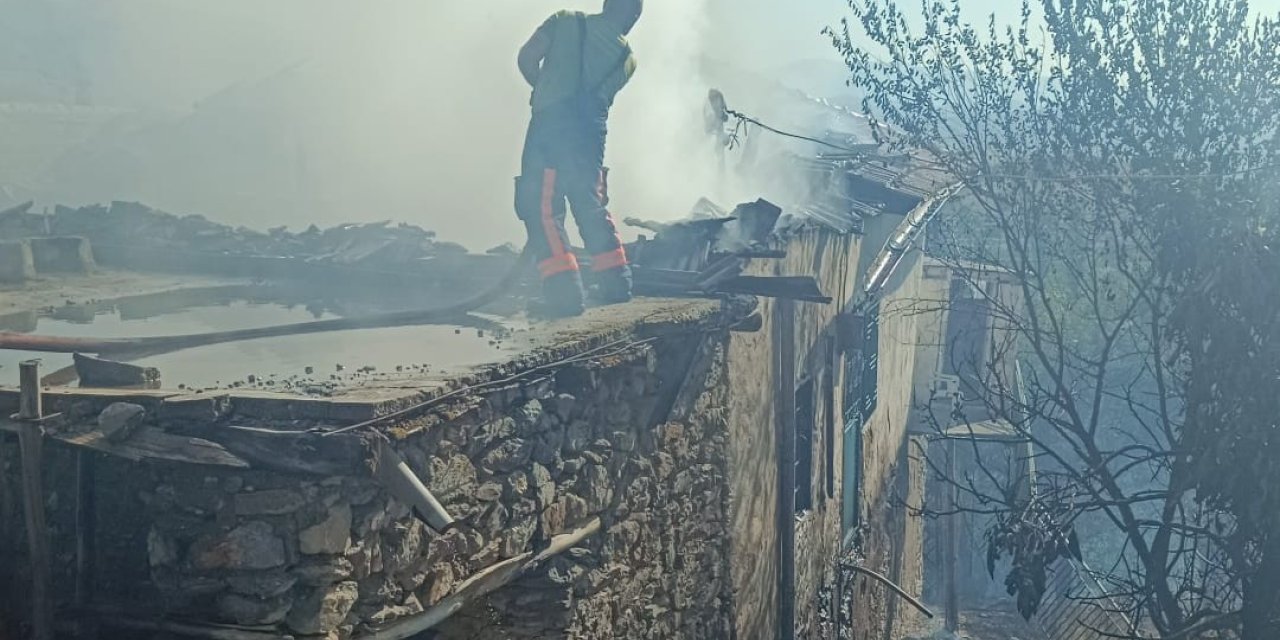 Malatya’da örtü yangını: İki ev kül oldu