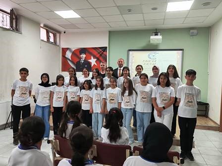 Ortaokul öğrencilerinden "Kalpten kaleme, kalemden sahneye" şiir dinletisi