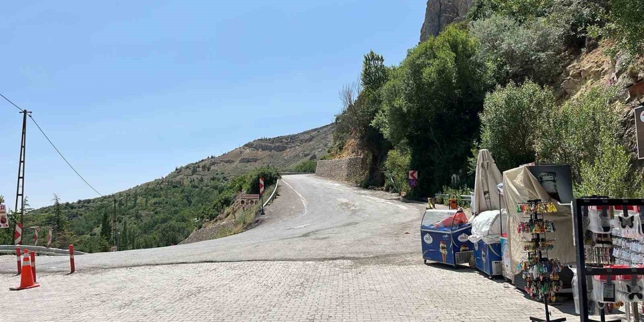 Darende’de heyelan nedeniyle kapatılan yol yeniden trafiğe açıldı