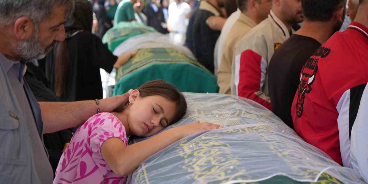 Motosiklet tutkunu iki genç kız trafik canavarı kurbanı oldu