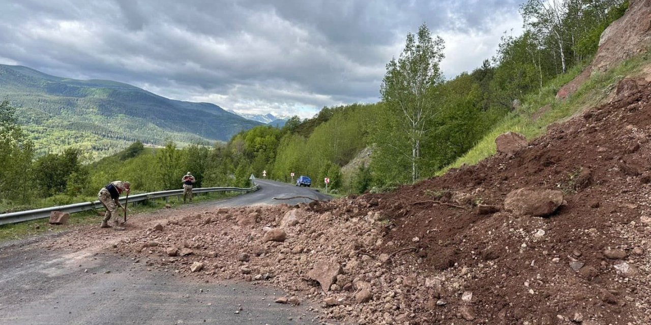 Ardahan-Posof kara yolunda toprak kayması