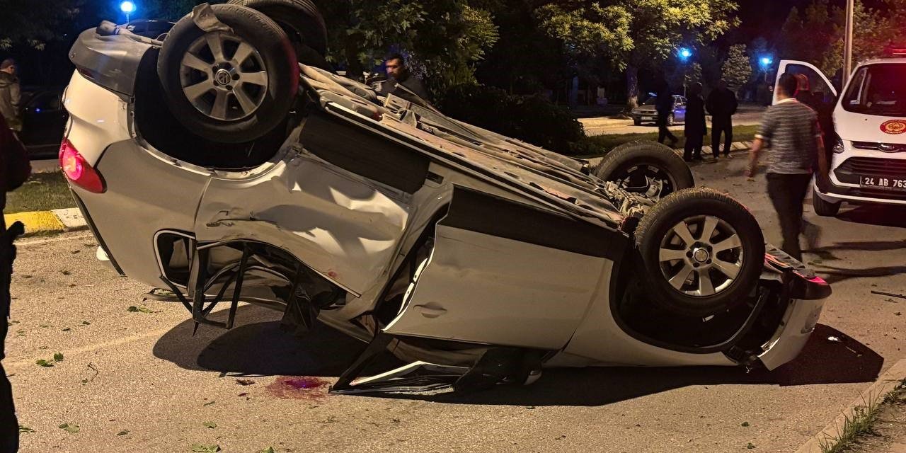 Erzincan’da otomobil ağaca çarptı: 3 yaralı