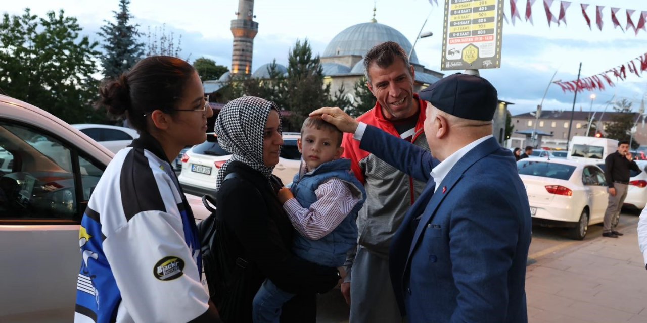 Başkan Sekmen; "Vatandaşlarımızın sıcak sohbetleri paha biçilemez"