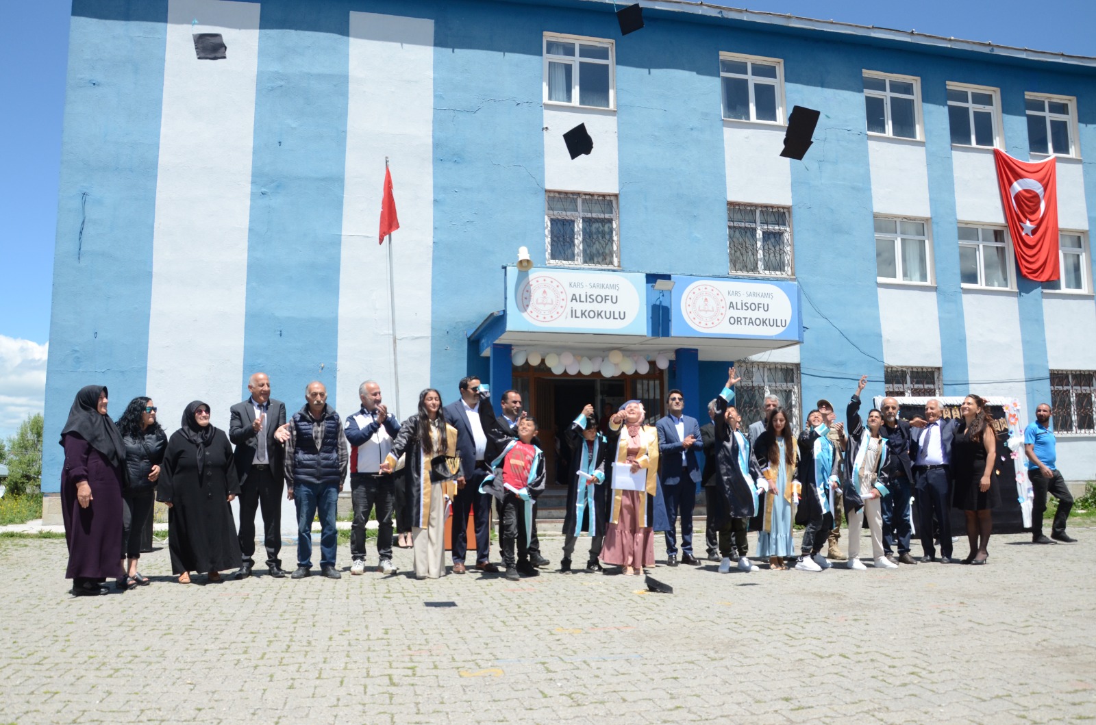 Kars’ta başarılı köy çocukları için mezuniyet ve ödül töreni düzenlendi