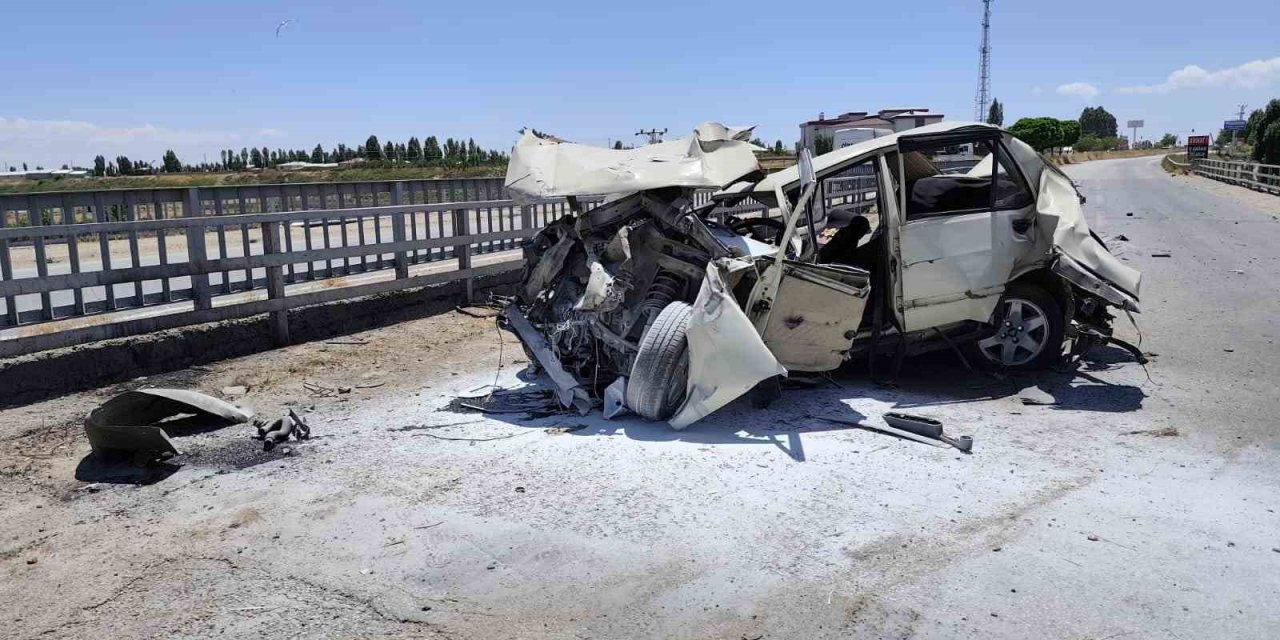 Van’da tır otomobile çarptı; 4 yaralı