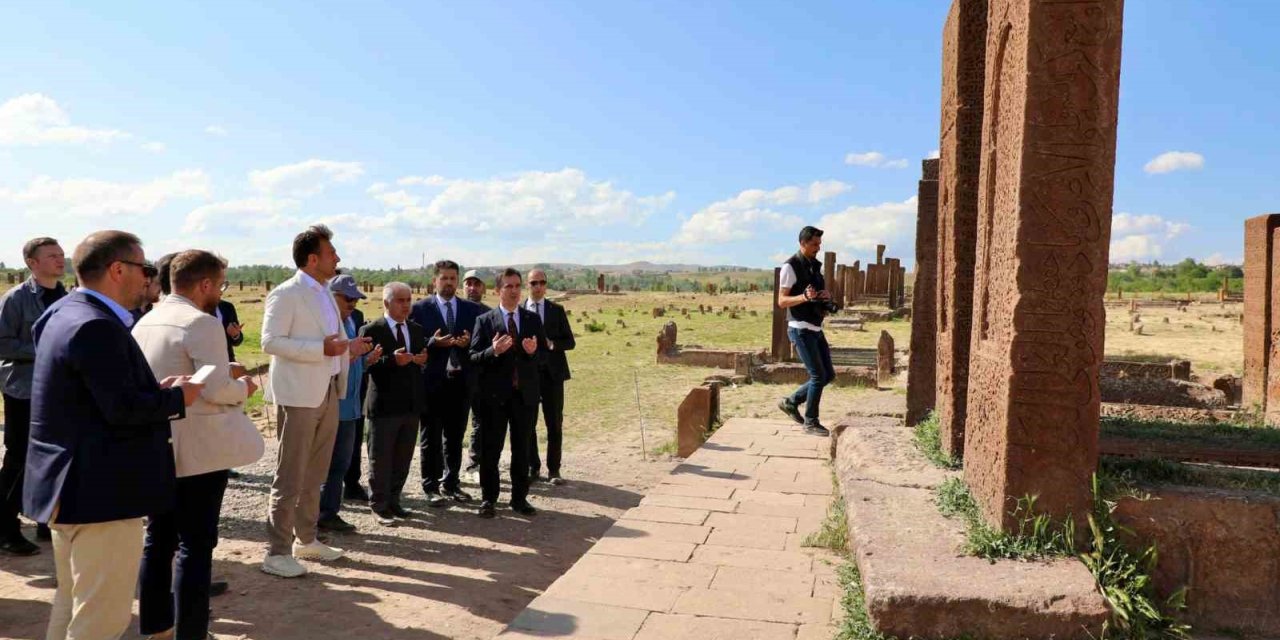 Bitlis Valisi Karakaya, Selçuklu mezarlığında incelemelerde bulundu