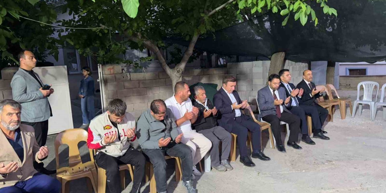 Vali Aydoğdu, motosiklet kazasında hayatını kaybeden kızların ailelerine taziyede bulundu