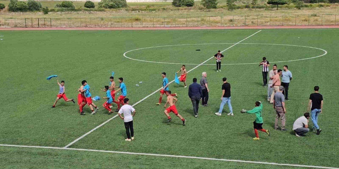 Adilcevaz’da okullar arası futbol turnuvasında kupa Aydınlar beldesinin oldu