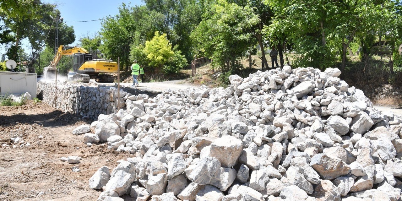 Yeşilyurt Belediyesi’nden Şahnahan’a taş duvarla güvenli yol