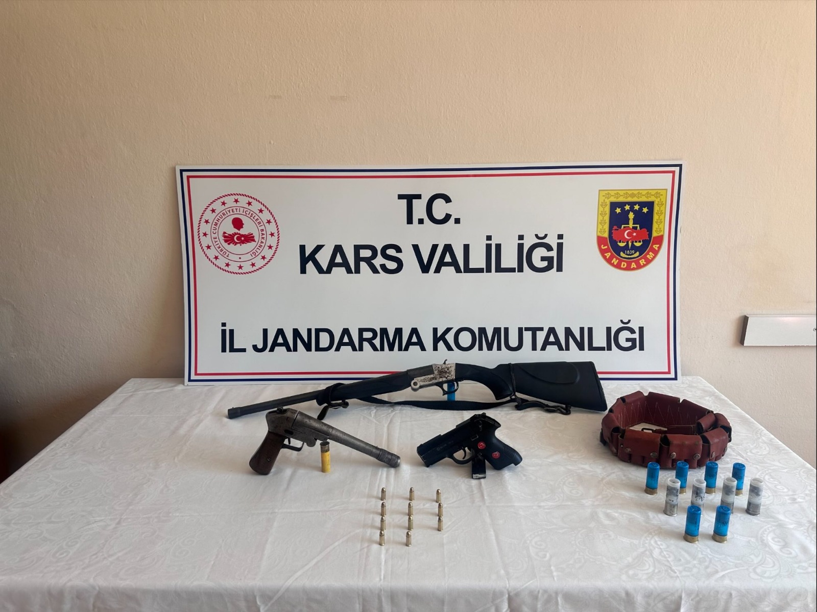 Kars’ta ruhsatsız silah operasyonu: 4 gözaltı