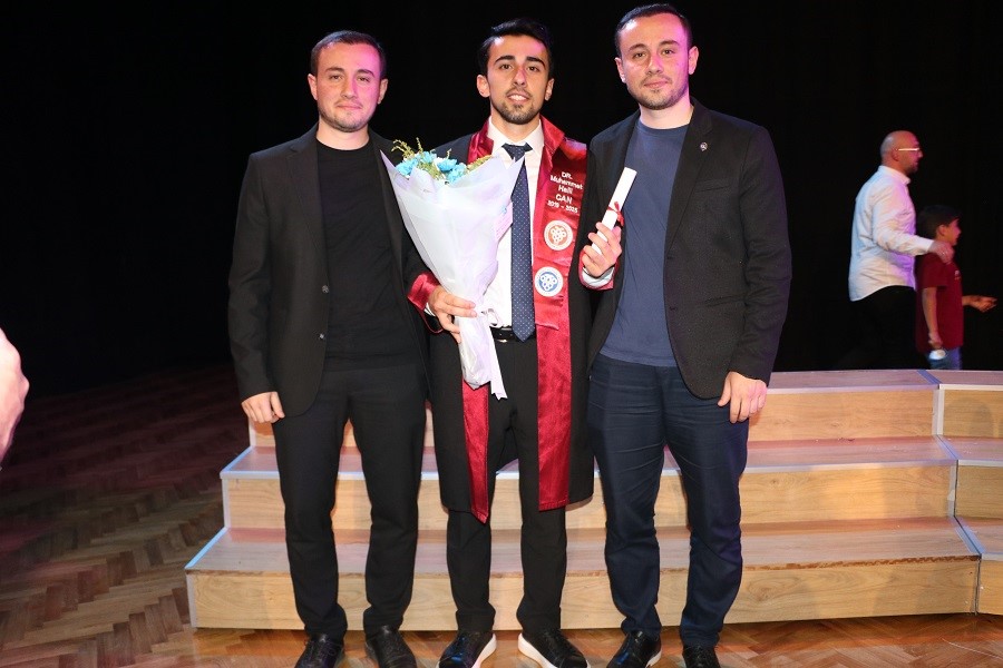 İkiz doktorların kardeşi de doktor oldu