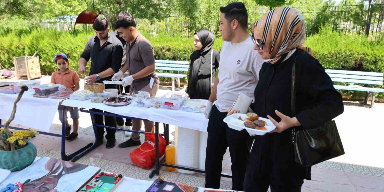 Karnelerini aldılar, yardım için okulu terk etmediler