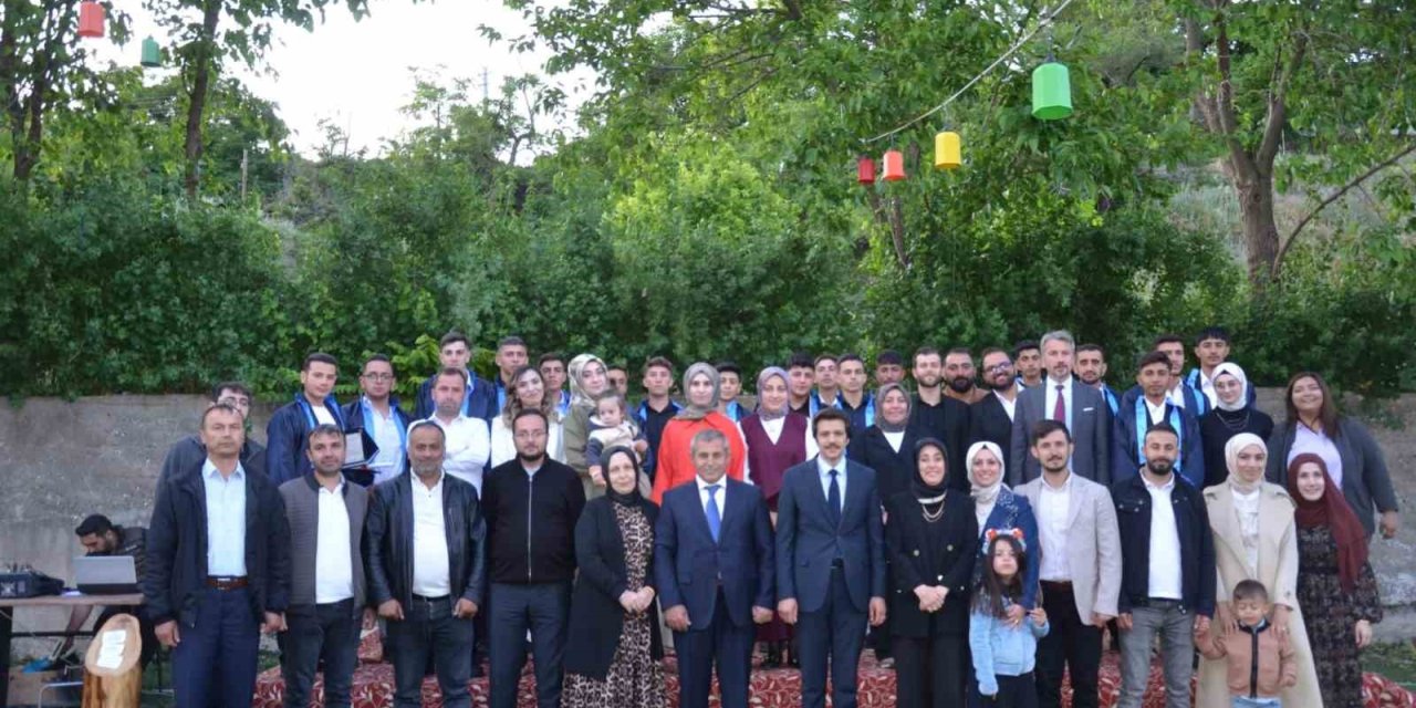 Tercan’da meslek liselilerinin mezuniyet sevinci