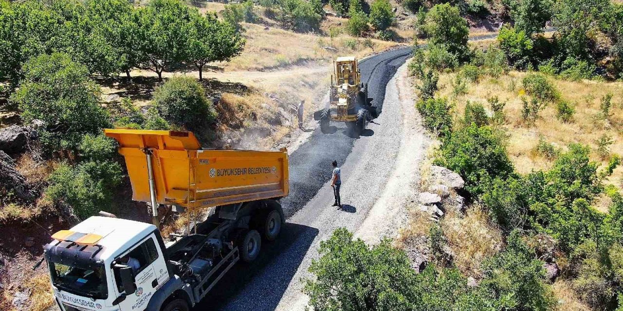 Büyükşehir’den yoğun altyapı ve yol mesaisi