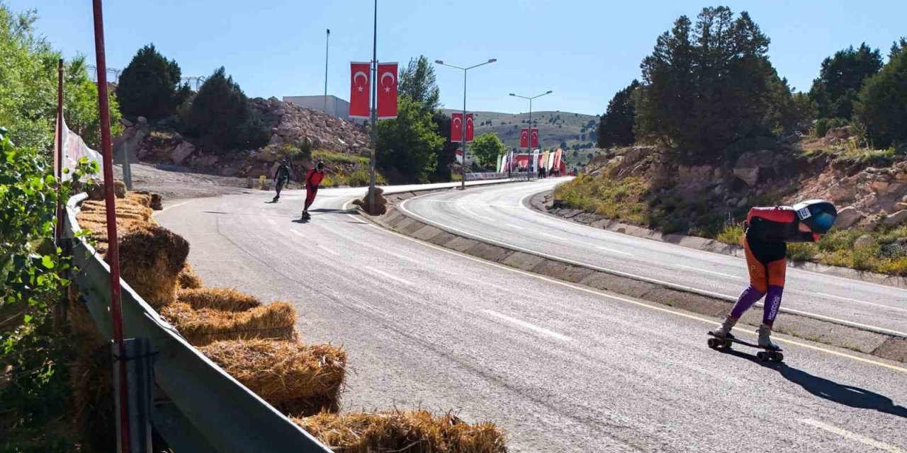 Dünya Kaykay İniş Şampiyonası Erzincan’da başladı