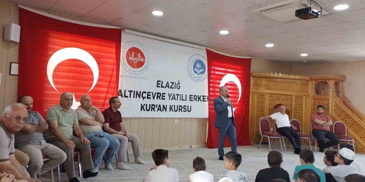 Kur’an kursunda karne ve ödül sevinci