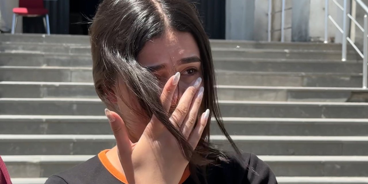 YKS çıkışı duygusal anlar: Gözyaşlarına boğulan genç kızı annesi teselli etti