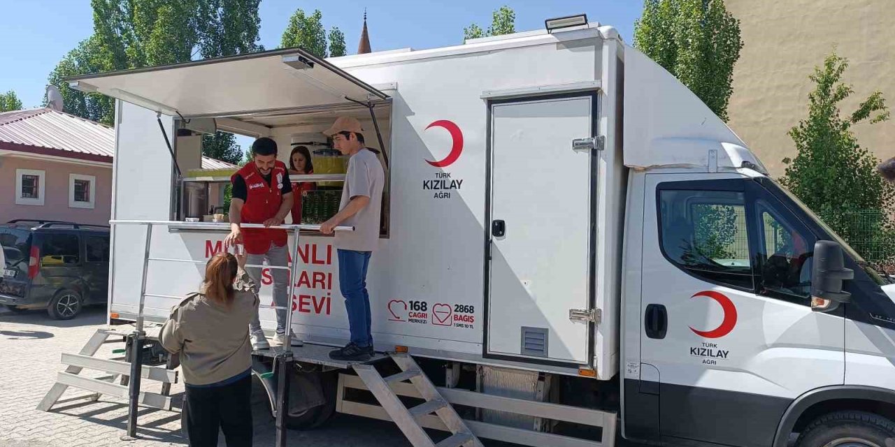 Ağrı’da Kızılay gönüllülerinden YKS’de öğrenci ve velilere ikram