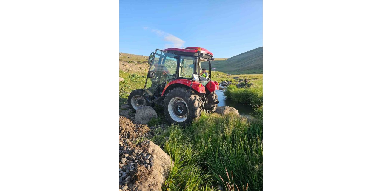 Arpaçay’da traktör şarampole devrildi: 2 yaralı