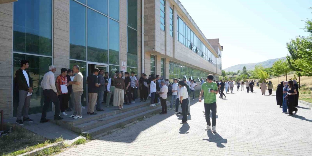 Muş’ta YKS’nin ikinci oturumu AYT başladı