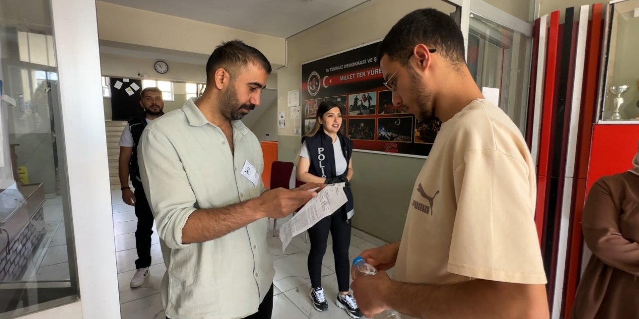 Yüksekova’da YKS’nin ikinci oturumu başladı