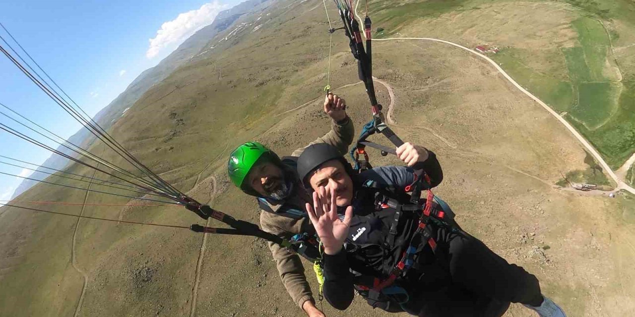 Adrenalin tutkunu Erzurum Valisi Mustafa Çiftçi, bu defa yamaç paraşütüyle zirveden uçtu