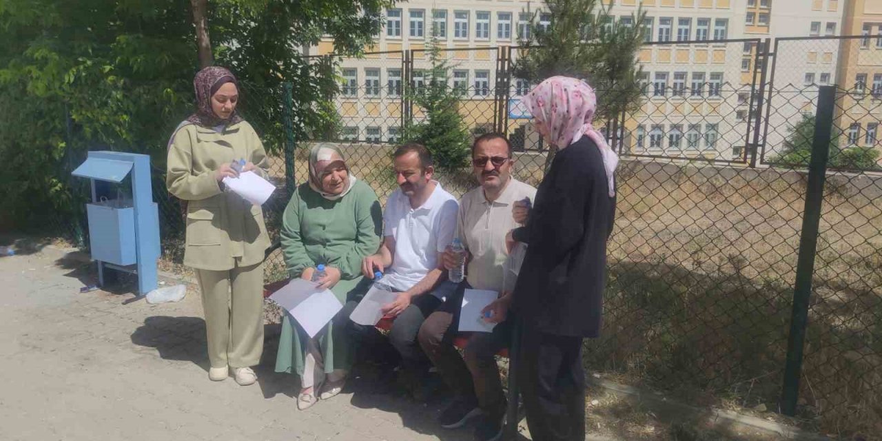 İkiz kardeşler kızlarıyla birlikte YKS’ye girdi