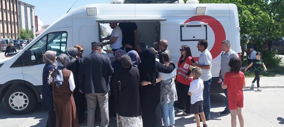 Kars Kızılay Şubesi, YKS Heyecanı Yaşayan Gençlere Moral Desteği Verdi