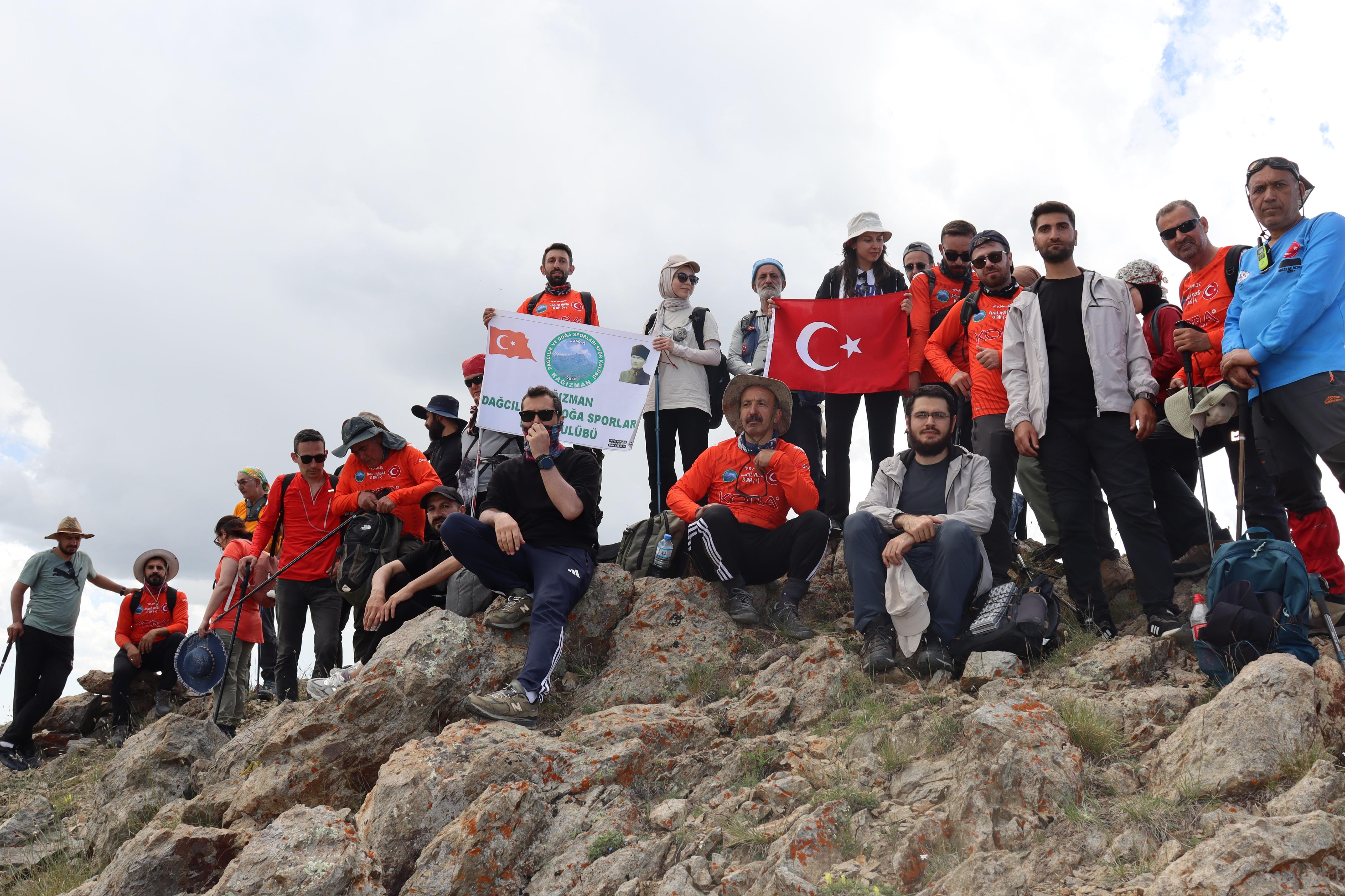 Dağcılar, 3 bin 100 rakımlı Mamakar'a zirve yaptı