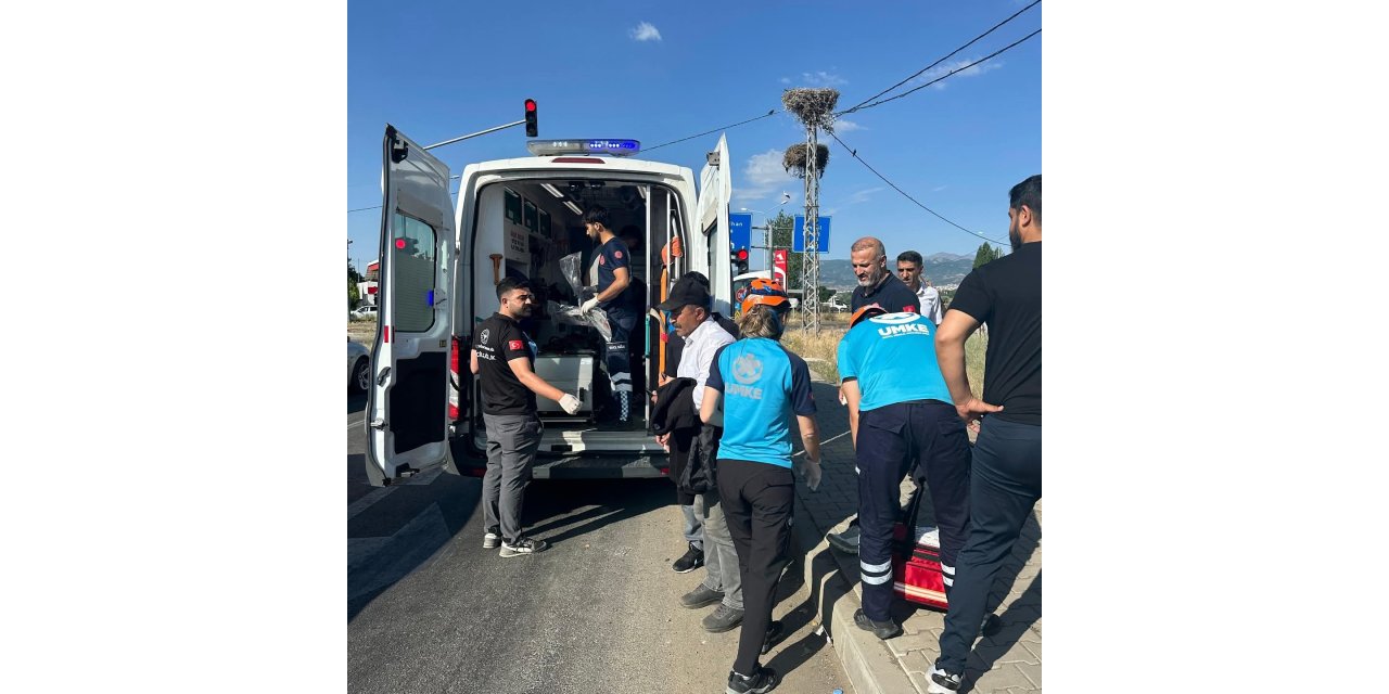 Bingöl’de otomobil elektrik direğine çarptı: 2 yaralı